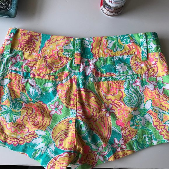 Size 0 Lilly Pulitzer shorts multi color - Picture 2 of 3